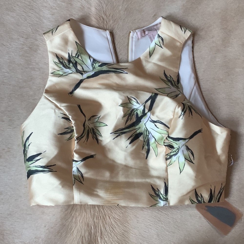 NEW! Pale YELLOW Sleeveless FLORAL Back Zip Crop Top